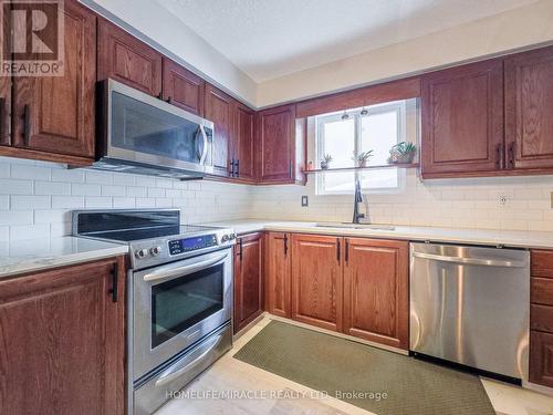 228 Sunny Meadow Court, Kitchener, ON - Indoor Photo Showing Kitchen