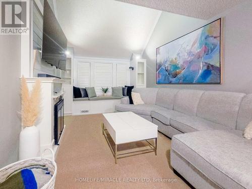 228 Sunny Meadow Court, Kitchener, ON - Indoor Photo Showing Living Room