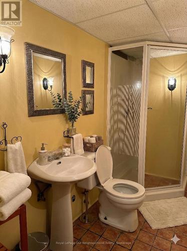 420 Albertus Avenue N, Peterborough (Town Ward 3), ON - Indoor Photo Showing Bathroom