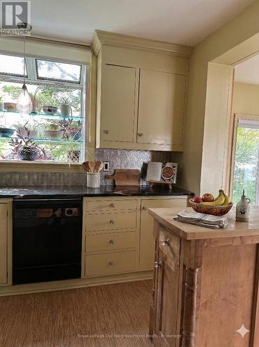 420 Albertus Avenue N, Peterborough (Town Ward 3), ON - Indoor Photo Showing Kitchen