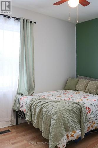 240 Dunlop Street, Pembroke, ON - Indoor Photo Showing Bedroom