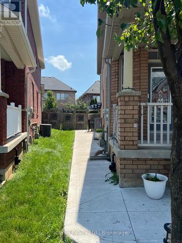 284 Landsborough Basment Avenue, Milton, ON - Outdoor