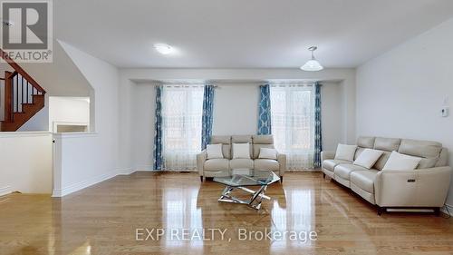 19 Meadow Vista Crescent, East Gwillimbury, ON - Indoor Photo Showing Living Room