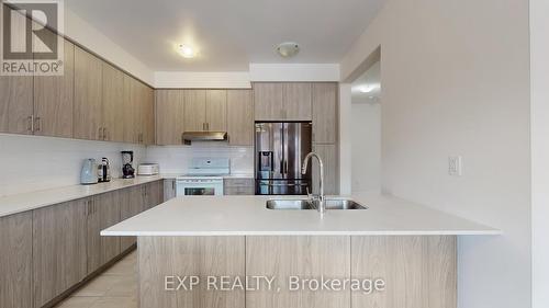 19 Meadow Vista Crescent, East Gwillimbury, ON - Indoor Photo Showing Kitchen With Double Sink