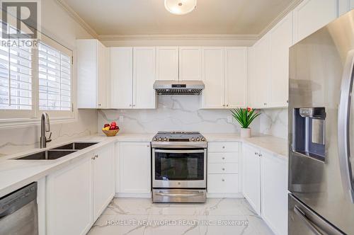 46 Teal Crescent, Vaughan, ON - Indoor Photo Showing Kitchen With Double Sink With Upgraded Kitchen