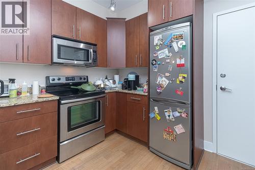 212 21 Conard St, View Royal, BC - Indoor Photo Showing Kitchen