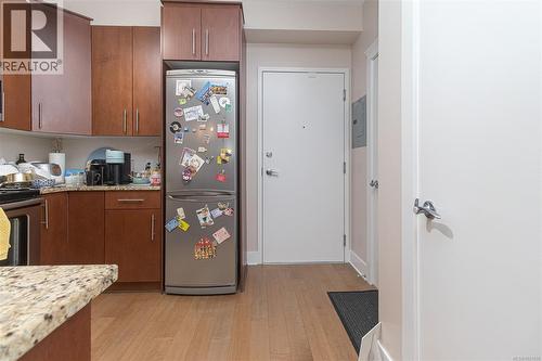 212 21 Conard St, View Royal, BC - Indoor Photo Showing Kitchen