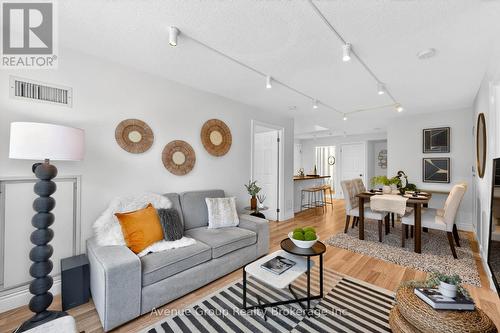 726 - 25 Greenview Avenue, Toronto, ON - Indoor Photo Showing Living Room
