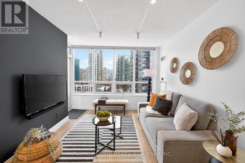 726 - 25 Greenview Avenue, Toronto, ON - Indoor Photo Showing Living Room
