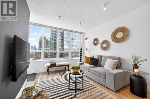 726 - 25 Greenview Avenue, Toronto, ON - Indoor Photo Showing Living Room