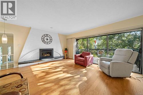 994 Landeen Pl, Saanich, BC - Indoor Photo Showing Living Room With Fireplace