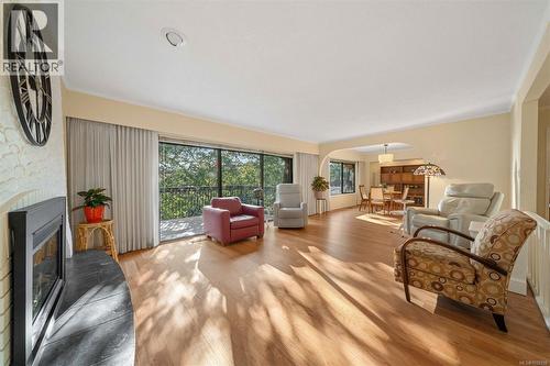 994 Landeen Pl, Saanich, BC - Indoor Photo Showing Living Room With Fireplace