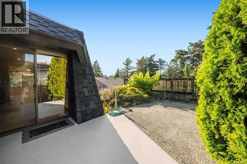 994 Landeen Pl, Saanich, BC - Outdoor