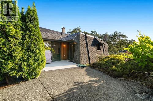 994 Landeen Pl, Saanich, BC - Outdoor