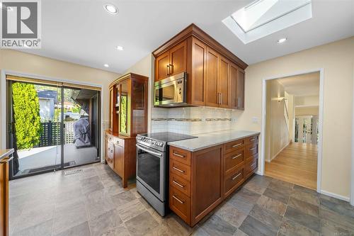 994 Landeen Pl, Saanich, BC - Indoor Photo Showing Kitchen