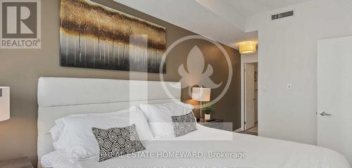 King Bed w/ Ensuite Bathroom - 2501 - 38 Grenville Street, Toronto, ON - Indoor Photo Showing Bedroom