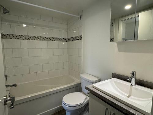 Bathroom - 207-668 Rue De Gaspé, Montréal (Verdun/Île-Des-Soeurs), QC - Indoor Photo Showing Bathroom