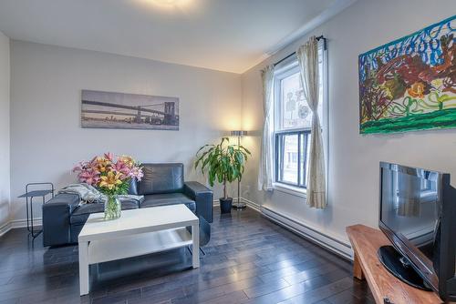 Salon - 6559 Av. Du Parc, Montréal (Rosemont/La Petite-Patrie), QC - Indoor