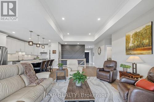 19 Statham Street, Strathroy-Caradoc (Se), ON - Indoor Photo Showing Living Room