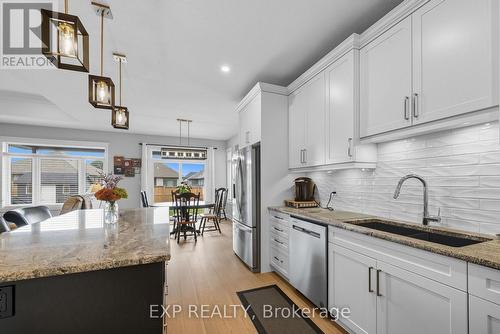 19 Statham Street, Strathroy-Caradoc (Se), ON - Indoor Photo Showing Kitchen With Upgraded Kitchen