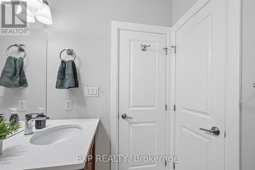 19 Statham Street, Strathroy-Caradoc (Se), ON - Indoor Photo Showing Bathroom