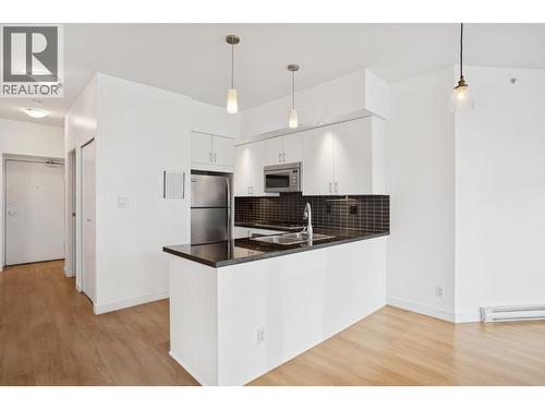 1203 1050 Smithe Street, Vancouver, BC - Indoor Photo Showing Kitchen