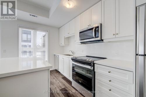 21 - 70 Kenesky Drive N, Hamilton (Waterdown), ON - Indoor Photo Showing Kitchen