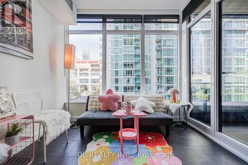 303 - 1 Concord Cityplace Way, Toronto, ON - Indoor Photo Showing Living Room