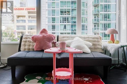 303 - 1 Concord Cityplace Way, Toronto, ON - Indoor