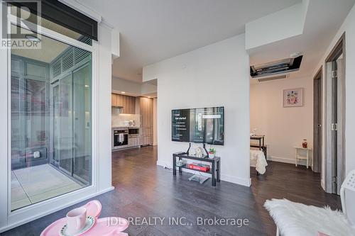 303 - 1 Concord Cityplace Way, Toronto, ON - Indoor