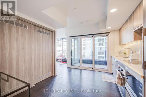 303 - 1 Concord Cityplace Way, Toronto, ON - Indoor Photo Showing Kitchen With Upgraded Kitchen