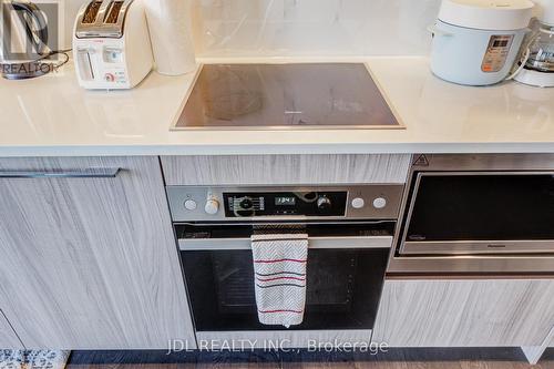 303 - 1 Concord Cityplace Way, Toronto, ON - Indoor Photo Showing Kitchen