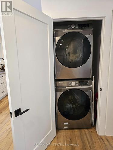 620 Sidney Street, Belleville (Belleville Ward), ON - Indoor Photo Showing Laundry Room