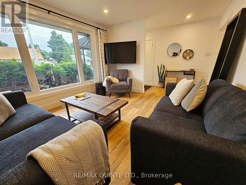 620 Sidney Street, Belleville (Belleville Ward), ON - Indoor Photo Showing Living Room