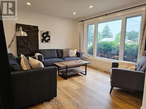620 Sidney Street, Belleville (Belleville Ward), ON - Indoor Photo Showing Living Room