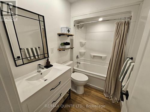 620 Sidney Street, Belleville (Belleville Ward), ON - Indoor Photo Showing Bathroom