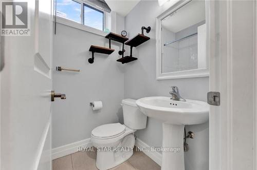 Upper - 119 Waterloo Street, Kitchener, ON - Indoor Photo Showing Bathroom