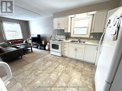 630 Victoria Street, London East (East C), ON - Indoor Photo Showing Kitchen With Double Sink