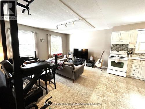630 Victoria Street, London East (East C), ON - Indoor Photo Showing Kitchen