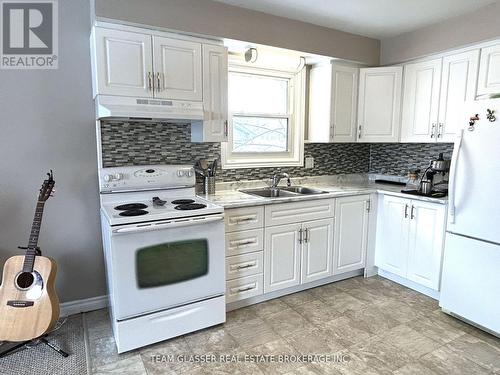 630 Victoria Street, London East (East C), ON - Indoor Photo Showing Kitchen With Double Sink