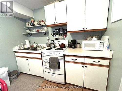 630 Victoria Street, London East (East C), ON - Indoor Photo Showing Kitchen