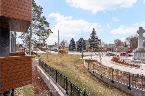 207-21 Park Street E, Mississauga, ON - Outdoor