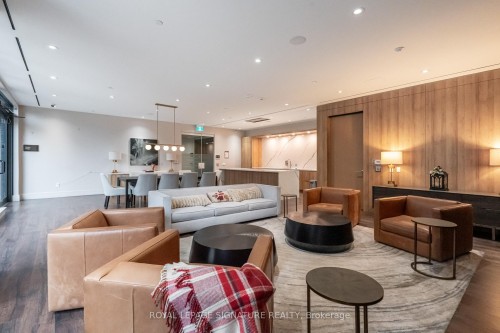 207-21 Park Street E, Mississauga, ON - Indoor Photo Showing Living Room