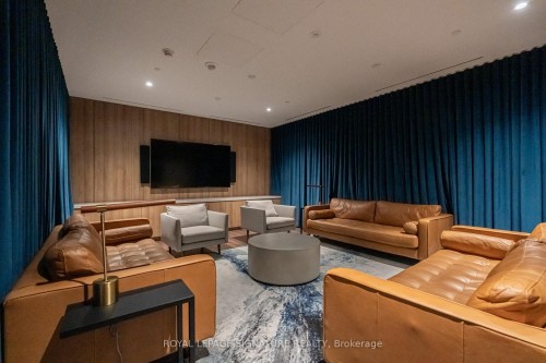 207-21 Park Street E, Mississauga, ON - Indoor Photo Showing Living Room