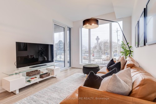 207-21 Park Street E, Mississauga, ON - Indoor Photo Showing Living Room