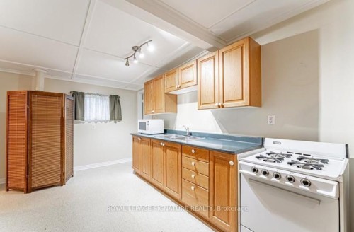 51 Fourth Street, Welland, ON - Indoor Photo Showing Kitchen