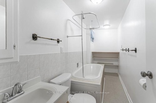 51 Fourth Street, Welland, ON - Indoor Photo Showing Bathroom