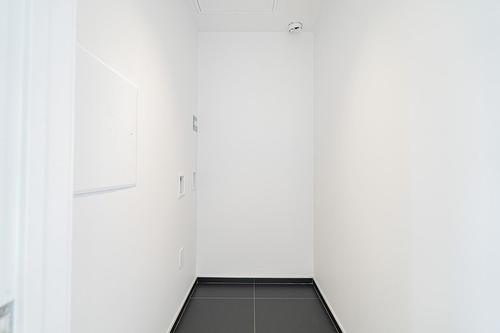 Salle de lavage - 301-585 Av. Glengarry, Mont-Royal, QC - Indoor Photo Showing Other Room