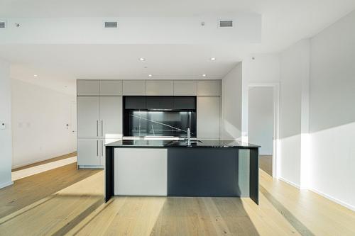 Cuisine - 301-585 Av. Glengarry, Mont-Royal, QC - Indoor Photo Showing Kitchen