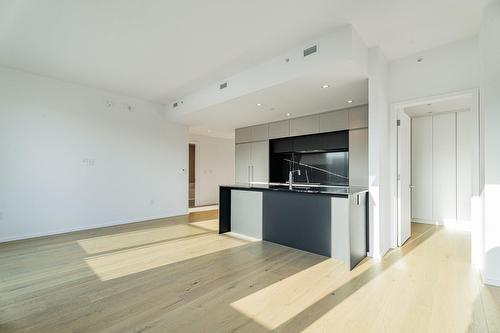 Cuisine - 301-585 Av. Glengarry, Mont-Royal, QC - Indoor Photo Showing Kitchen